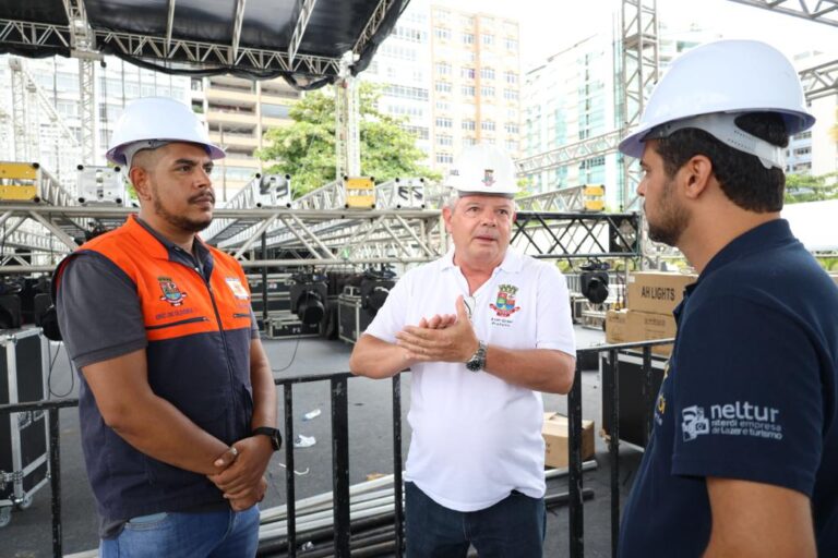 Prefeito de Niterói acompanha inspeção da montagem do palco dos shows do reveillon na Praia de Icaraí ..