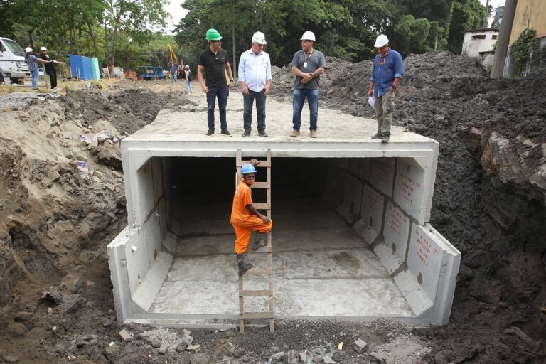 Prefeito visita a obra de drenagem do Barreto 14