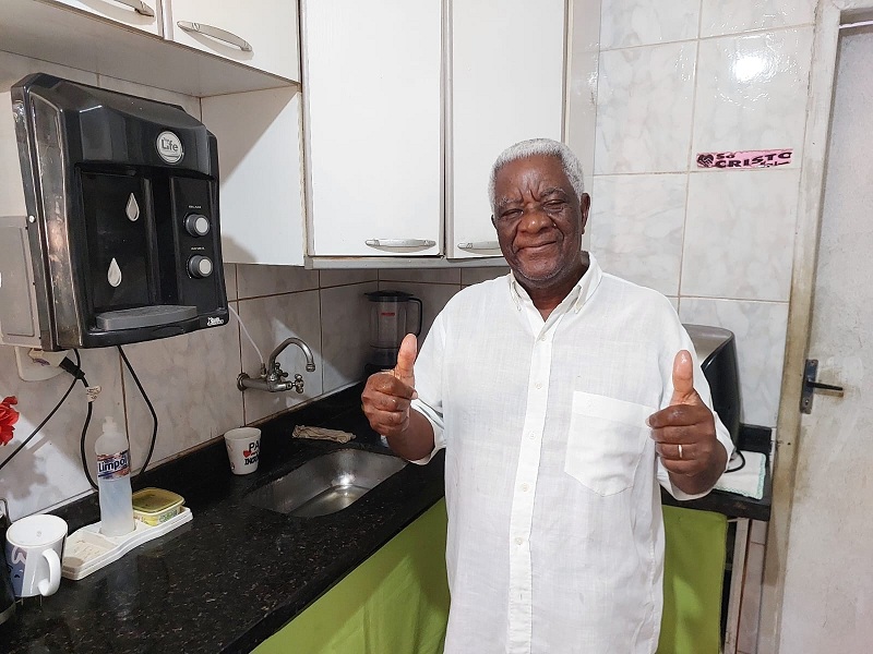 Valter celebra água de volta na torneira