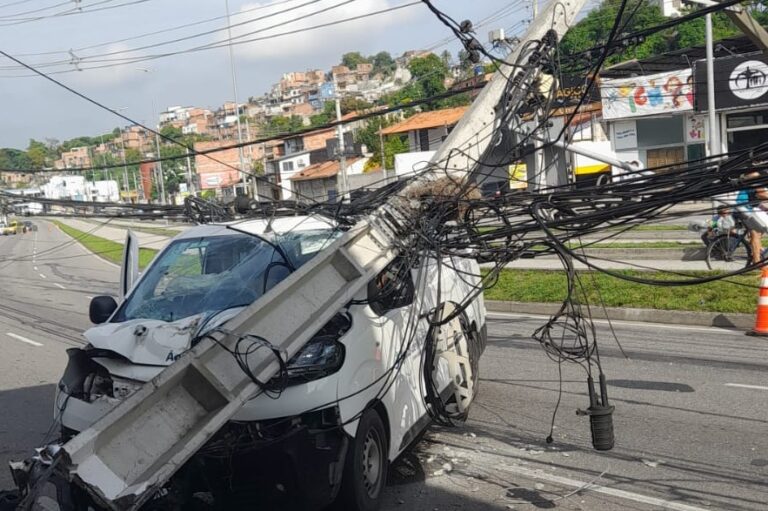 Colisão contra poste Niterói