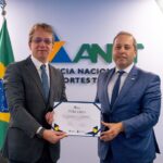 Konder com a placa da parceria com a ANTT