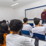 Professor em sala de aula FotoDivulgação