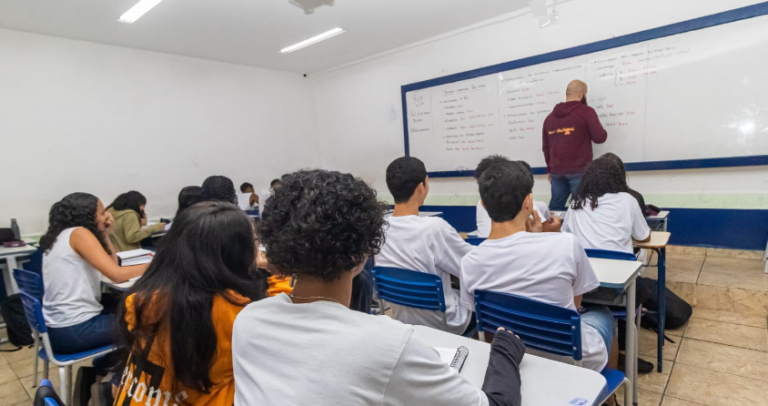 Professor em sala de aula FotoDivulgação