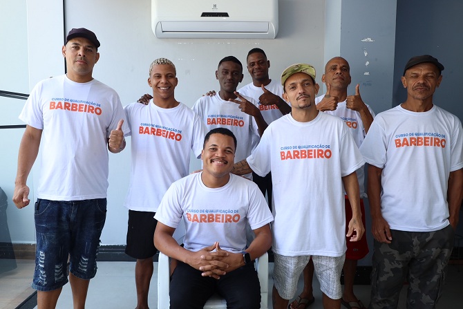 Professor do curso de barbeiro Carlos José Félix Roque com os alunos. Fotógrafia - Luciana Carneiro