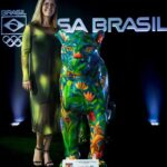 Ticiana Parada e o jaguar pintado por ela na Casa Brasil