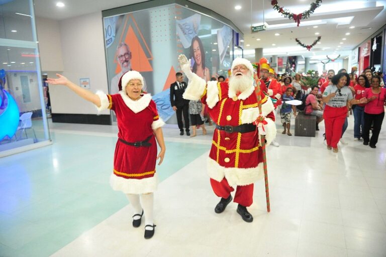 PAPAI E MAMAE NOEL NO PÁTIO ALCÂNTARA