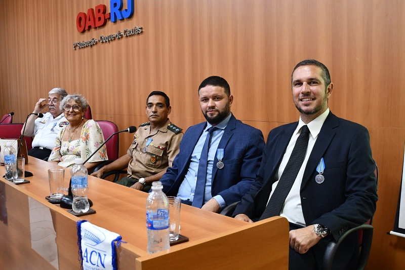 Fernando Tinoco na mesa da cerimônia, em primeiro plano. Foto Divulgação