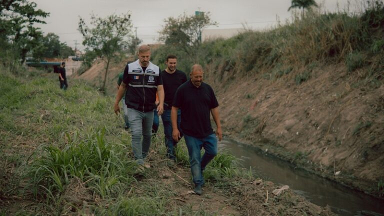 Prefeito de Itaboraí acompanha serviços do Programa Limpa Rio na Avenida 22 de Maio 2