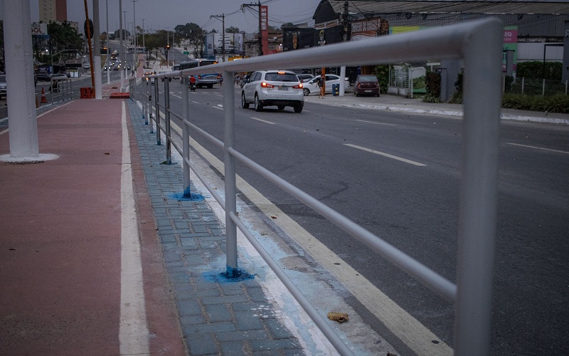 Prefeitura inicia instalação de guarda-corpos na nova ciclovia da Avenida 22 de Maio 3