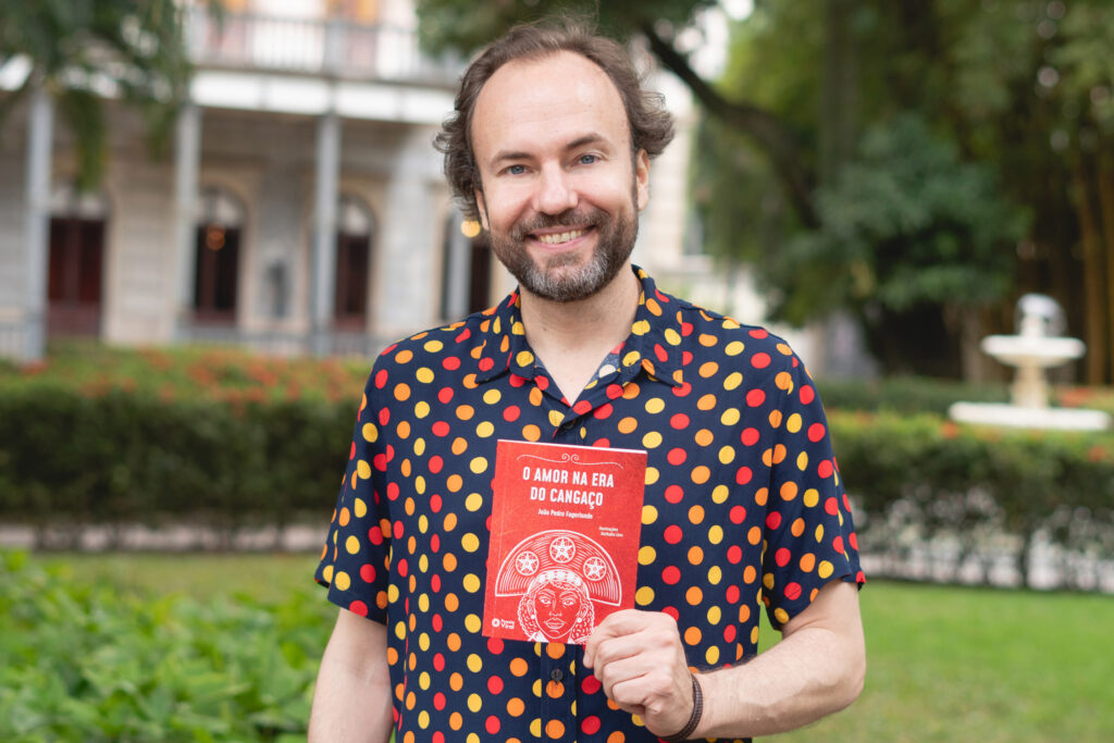 1 - João Pedro Fagerlande com seu novo livro - Crédito fotográfico Gabriela Furlan