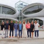 Novo equipamento vai transformar vidas e ampliar oportunidades nas comunidades, com espaços de formação técnica, e-sports, workshops e inclusão digital para todas as idades.  15/10/2025 – No Dia dos Professores, celebrado nesta quarta-feira (15), o prefeito de Niterói, Rodrigo Neves, visitou as obras da Plataforma Urbana Digital de Santa Bárbara, que está em fase final de construção e vai reunir educação, tecnologia e cidadania em um só lugar. A inauguração está prevista para o próximo dia 22 de novembro, aniversário da cidade. O investimento da Prefeitura no local é de R$ 26,8 milhões. Durante a visita, o chefe do Executivo anunciou que o local receberá o nome de Edgar Folly, ex-vereador pelo PDT na cidade, com cinco mandatos. Hoje, aos 92 anos, Edgar conta com um histórico de muitas realizações no município e, especialmente, no bairro.  Localizada em uma área estratégica do bairro e cercada por escolas e uma quadra poliesportiva, a Plataforma vai oferecer ensino técnico, inclusão digital, oficinas e espaços de convivência. O prédio, moderno, acessível e sustentável, conta com dois pavimentos. No térreo, haverá recepção, salas de estudo e atendimento, espaço multiuso para eventos e workshops, além de uma área de convivência digital com jogos.  “Desenvolvemos a Plataforma Urbana Digital com muito carinho. Queremos oferecer ensino técnico, oficinas e atividades para a juventude. É um equipamento de primeira, que integra educação, tecnologia e cidadania, reforçando nosso compromisso com a redução das desigualdades e a promoção de oportunidades na Zona Norte. Santa Bárbara merece esse avanço, e estamos fazendo acontecer. O bairro agora terá também a Plataforma Urbana Digital, essa grande nave de conhecimento. Vamos em frente!", declarou o prefeito Rodrigo Neves.  A Empresa de Infraestrutura e Obras de Niterói (ION) é a responsável pela construção da Plataforma. O novo equipamento encontra-se em fase de acabamento e contará com dois pavimentos. O espaço terá um hall de entrada com recepção, salas de atendimento, área de estudo, banheiros, copa, área coberta e uma sala para workshops. A Plataforma também será equipada com sistemas de climatização, prevenção de incêndio, elevador, bebedouros e placas solares para captação de energia.  Um dos destaques será a sala de e-sports, equipada com computadores gamers, consoles e infraestrutura profissional, proporcionando acesso ao universo dos games como ferramenta de aprendizado e desenvolvimento. - Plataforma Digital (2)