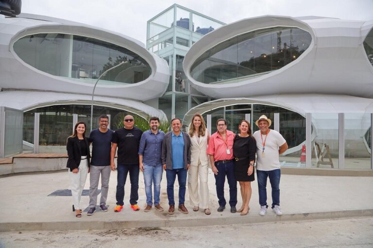 Novo equipamento vai transformar vidas e ampliar oportunidades nas comunidades, com espaços de formação técnica, e-sports, workshops e inclusão digital para todas as idades.  15/10/2025 – No Dia dos Professores, celebrado nesta quarta-feira (15), o prefeito de Niterói, Rodrigo Neves, visitou as obras da Plataforma Urbana Digital de Santa Bárbara, que está em fase final de construção e vai reunir educação, tecnologia e cidadania em um só lugar. A inauguração está prevista para o próximo dia 22 de novembro, aniversário da cidade. O investimento da Prefeitura no local é de R$ 26,8 milhões. Durante a visita, o chefe do Executivo anunciou que o local receberá o nome de Edgar Folly, ex-vereador pelo PDT na cidade, com cinco mandatos. Hoje, aos 92 anos, Edgar conta com um histórico de muitas realizações no município e, especialmente, no bairro.  Localizada em uma área estratégica do bairro e cercada por escolas e uma quadra poliesportiva, a Plataforma vai oferecer ensino técnico, inclusão digital, oficinas e espaços de convivência. O prédio, moderno, acessível e sustentável, conta com dois pavimentos. No térreo, haverá recepção, salas de estudo e atendimento, espaço multiuso para eventos e workshops, além de uma área de convivência digital com jogos.  “Desenvolvemos a Plataforma Urbana Digital com muito carinho. Queremos oferecer ensino técnico, oficinas e atividades para a juventude. É um equipamento de primeira, que integra educação, tecnologia e cidadania, reforçando nosso compromisso com a redução das desigualdades e a promoção de oportunidades na Zona Norte. Santa Bárbara merece esse avanço, e estamos fazendo acontecer. O bairro agora terá também a Plataforma Urbana Digital, essa grande nave de conhecimento. Vamos em frente!", declarou o prefeito Rodrigo Neves.  A Empresa de Infraestrutura e Obras de Niterói (ION) é a responsável pela construção da Plataforma. O novo equipamento encontra-se em fase de acabamento e contará com dois pavimentos. O espaço terá um hall de entrada com recepção, salas de atendimento, área de estudo, banheiros, copa, área coberta e uma sala para workshops. A Plataforma também será equipada com sistemas de climatização, prevenção de incêndio, elevador, bebedouros e placas solares para captação de energia.  Um dos destaques será a sala de e-sports, equipada com computadores gamers, consoles e infraestrutura profissional, proporcionando acesso ao universo dos games como ferramenta de aprendizado e desenvolvimento. - Plataforma Digital (2)