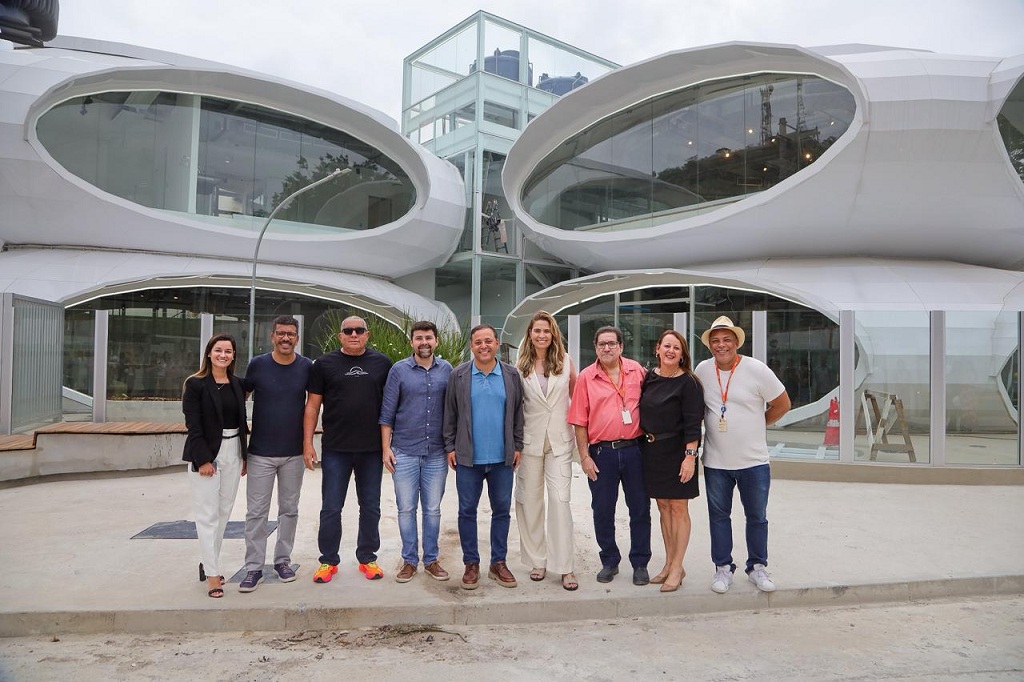 Novo equipamento vai transformar vidas e ampliar oportunidades nas comunidades, com espaços de formação técnica, e-sports, workshops e inclusão digital para todas as idades.  15/10/2025 – No Dia dos Professores, celebrado nesta quarta-feira (15), o prefeito de Niterói, Rodrigo Neves, visitou as obras da Plataforma Urbana Digital de Santa Bárbara, que está em fase final de construção e vai reunir educação, tecnologia e cidadania em um só lugar. A inauguração está prevista para o próximo dia 22 de novembro, aniversário da cidade. O investimento da Prefeitura no local é de R$ 26,8 milhões. Durante a visita, o chefe do Executivo anunciou que o local receberá o nome de Edgar Folly, ex-vereador pelo PDT na cidade, com cinco mandatos. Hoje, aos 92 anos, Edgar conta com um histórico de muitas realizações no município e, especialmente, no bairro.  Localizada em uma área estratégica do bairro e cercada por escolas e uma quadra poliesportiva, a Plataforma vai oferecer ensino técnico, inclusão digital, oficinas e espaços de convivência. O prédio, moderno, acessível e sustentável, conta com dois pavimentos. No térreo, haverá recepção, salas de estudo e atendimento, espaço multiuso para eventos e workshops, além de uma área de convivência digital com jogos.  “Desenvolvemos a Plataforma Urbana Digital com muito carinho. Queremos oferecer ensino técnico, oficinas e atividades para a juventude. É um equipamento de primeira, que integra educação, tecnologia e cidadania, reforçando nosso compromisso com a redução das desigualdades e a promoção de oportunidades na Zona Norte. Santa Bárbara merece esse avanço, e estamos fazendo acontecer. O bairro agora terá também a Plataforma Urbana Digital, essa grande nave de conhecimento. Vamos em frente!", declarou o prefeito Rodrigo Neves.  A Empresa de Infraestrutura e Obras de Niterói (ION) é a responsável pela construção da Plataforma. O novo equipamento encontra-se em fase de acabamento e contará com dois pavimentos. O espaço terá um hall de entrada com recepção, salas de atendimento, área de estudo, banheiros, copa, área coberta e uma sala para workshops. A Plataforma também será equipada com sistemas de climatização, prevenção de incêndio, elevador, bebedouros e placas solares para captação de energia.  Um dos destaques será a sala de e-sports, equipada com computadores gamers, consoles e infraestrutura profissional, proporcionando acesso ao universo dos games como ferramenta de aprendizado e desenvolvimento. - Plataforma Digital (2)