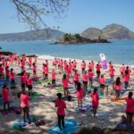 O aulão de yoga do Outubro Rosa 2024 coloriu a areia da Boa Viagem