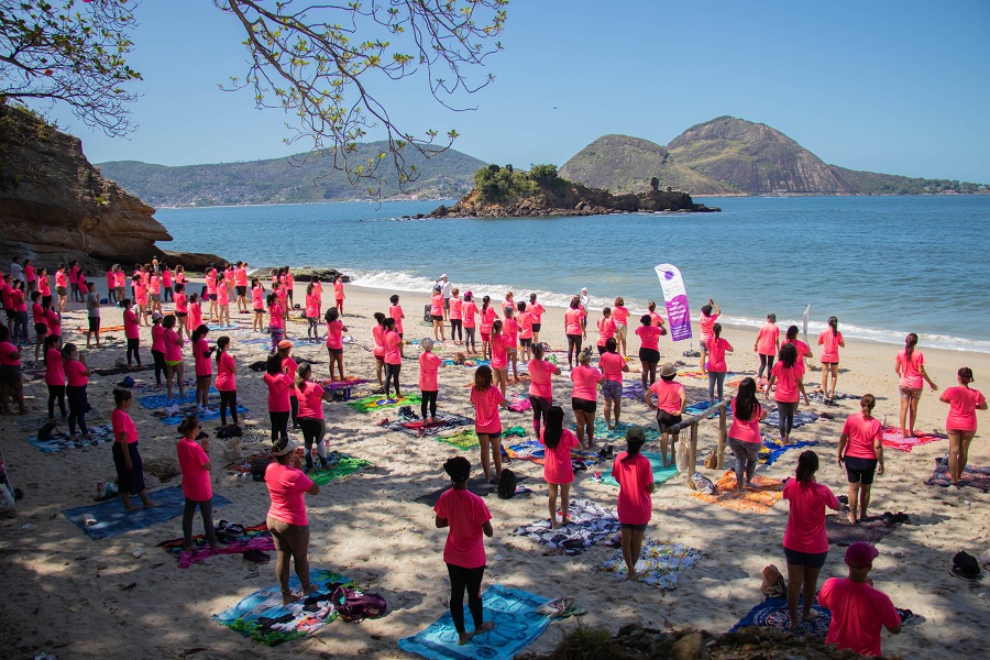 O aulão de yoga do Outubro Rosa 2024 coloriu a areia da Boa Viagem