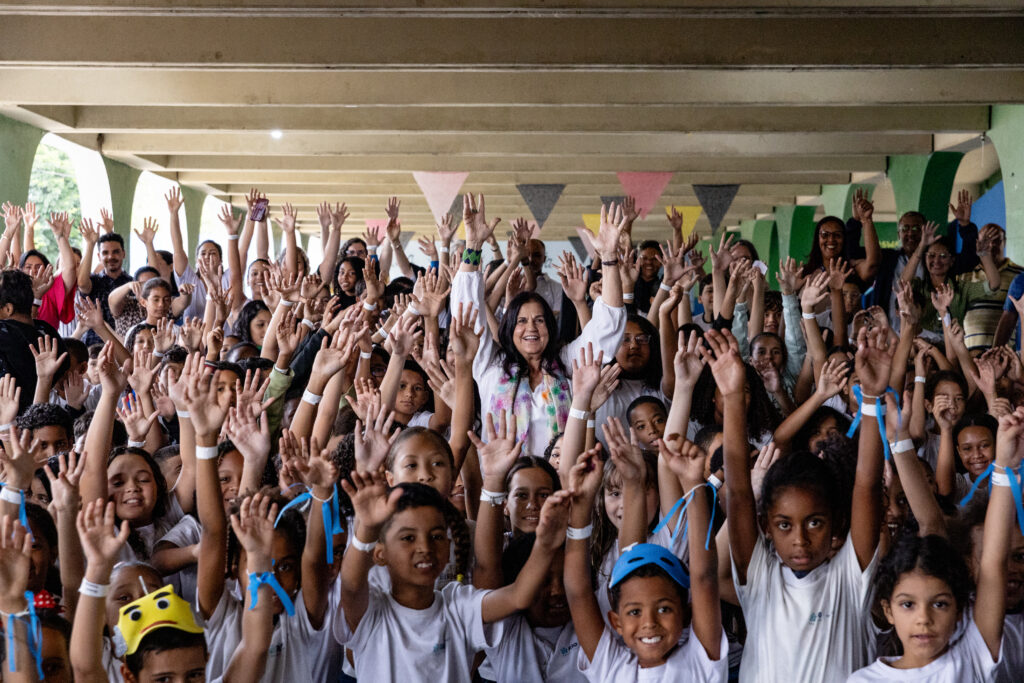 Bia Bedran e alunos do CIEP Municipal Oswald de Andrade - Bienal nas Escolas