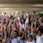 Bia Bedran e alunos do CIEP Municipal Oswald de Andrade - Bienal nas Escolas