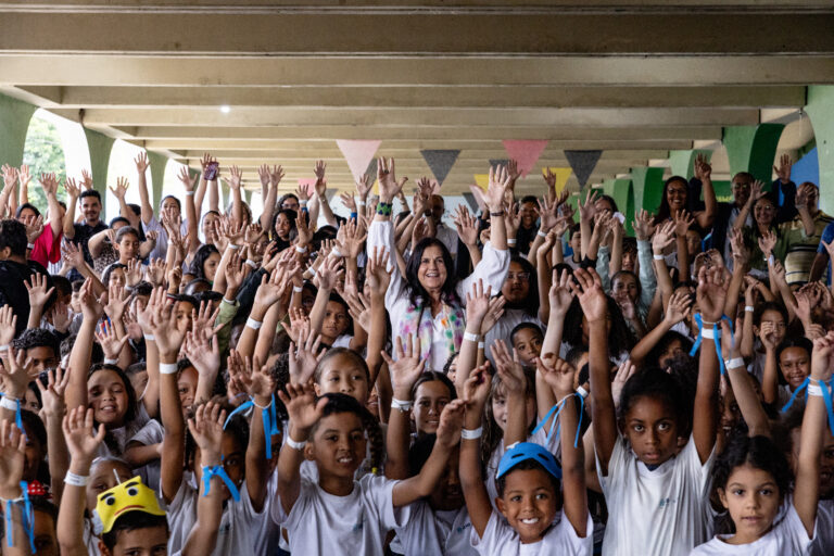 Bia Bedran e alunos do CIEP Municipal Oswald de Andrade - Bienal nas Escolas