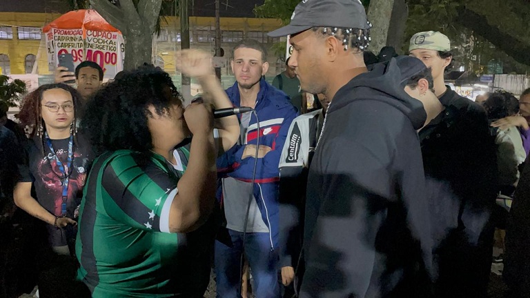 Jovens fazem batalhas de rimas nos bairros. Foto Divulgação