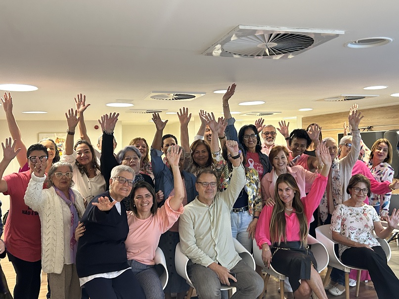 Participantes da roda de conversa festejam a vida