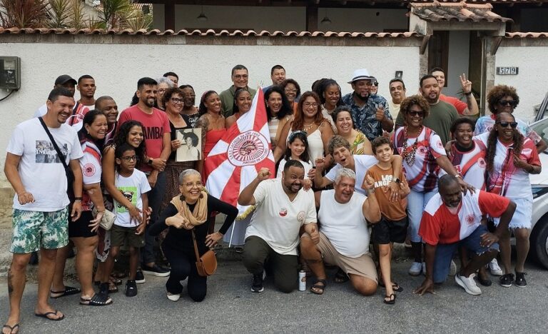 Sambistas e parentes de Arthur Maia na frente da casa onde artista morou. Foto Divulgação