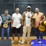 Andrezão (de boné) com colegas professores do projeto de samba. Foto Divulgação