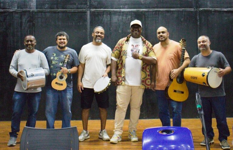 Andrezão (de boné) com colegas professores do projeto de samba. Foto Divulgação