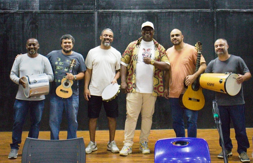 Andrezão (de boné) com colegas professores do projeto de samba. Foto Divulgação