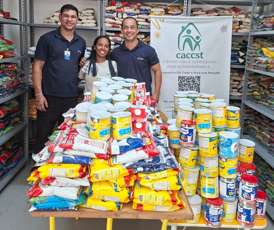 Colaboradora da Oncomed fez a entrega à Casa de Apoio à Criança com Câncer