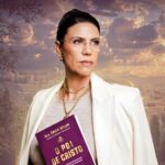 Érica Belon com o livro. Foto Divulgação (1)