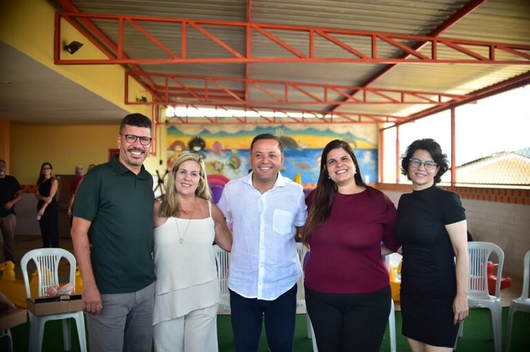 Distribuição de uniformes e materiais escolares em UMEI em Piratininga