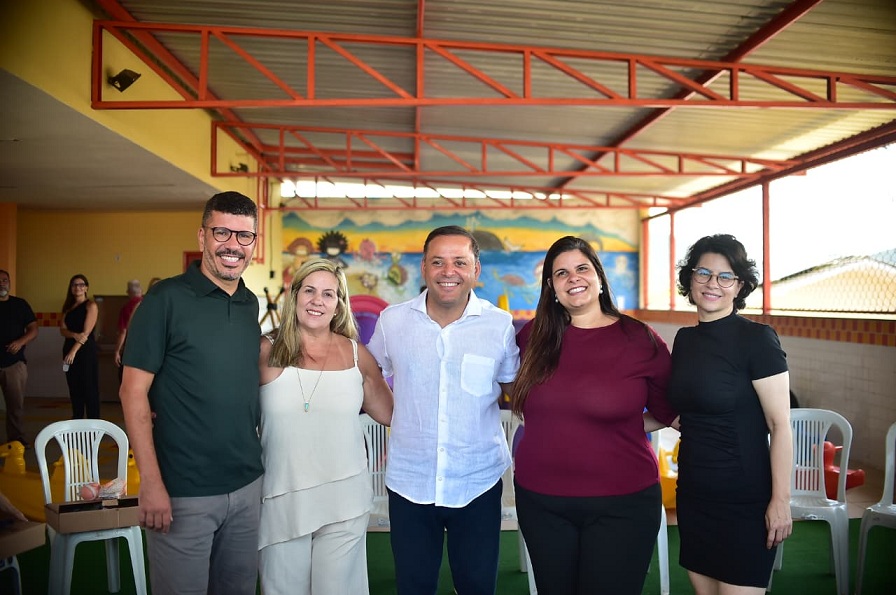 Distribuição de uniformes e materiais escolares em UMEI em Piratininga