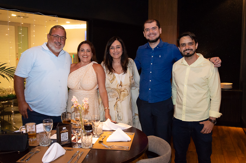 Eudo Filho, Elisa Almeida, Cacau Dias, Ricardo Mendonça e Lucas Studart na casa. Foto Toni Coutinho