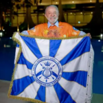 Lula com a bandeira da Acadêmicos de Niterói