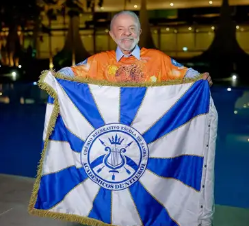 Lula com a bandeira da Acadêmicos de Niterói
