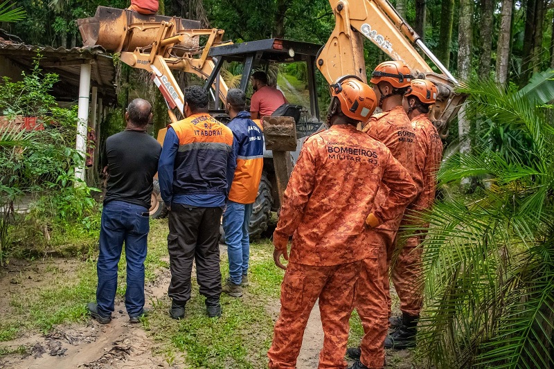 Queda de árvore mobiliza equipes da Prefeitura em Sambaetiba e reforça monitoramento das chuvas em Itaboraí (2)