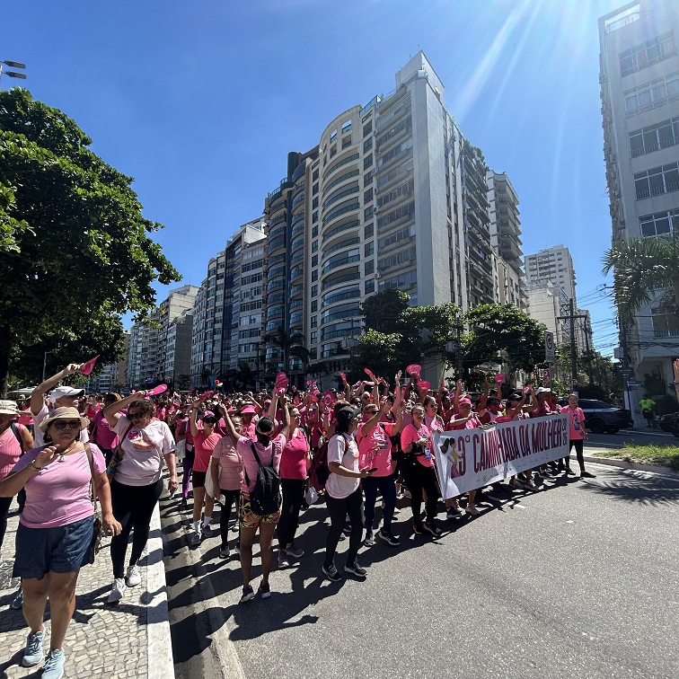 A caminhada lotou a orla de Icaraí