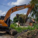 Prefeitura realiza ação de desassoreamento no Rio Guaxindiba, em Apollo II 3