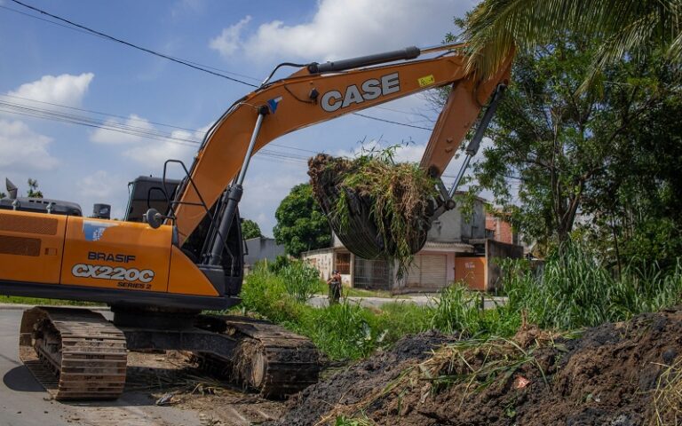 Prefeitura realiza ação de desassoreamento no Rio Guaxindiba, em Apollo II 3