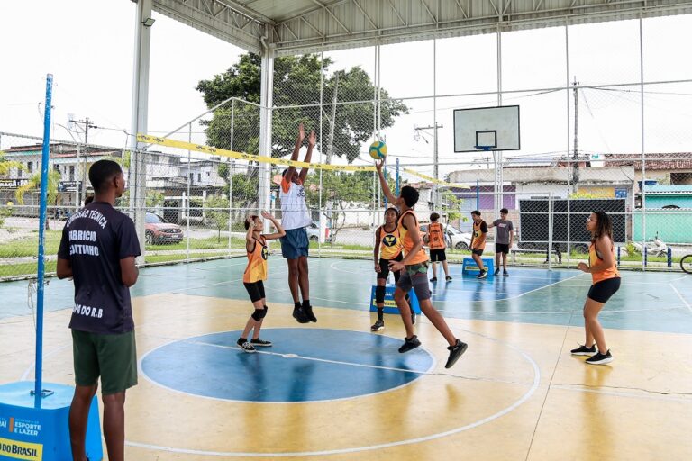 Projeto Viva Vôlei incentiva prática esportiva entre crianças e adolescentes