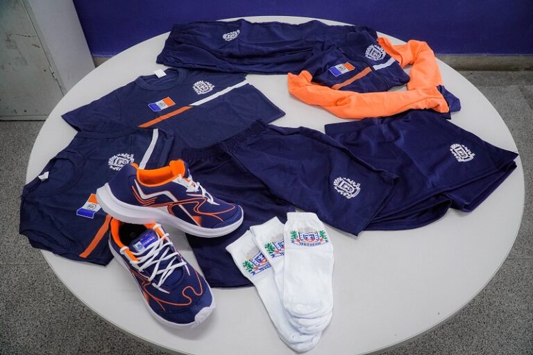 Entrega de kits e uniformes escolares avança em Itaboraí 4