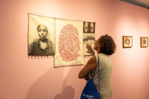 Karine-de-Souza-TecendoHisto-#769rias-ArtistasLatinas-EventoAbertura-Thai-#769sMonteiro-18