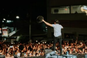 Natanzinho Lima agita multidão na segunda noite de shows na Avenida 22 de Maio 1