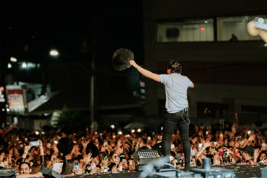 Natanzinho Lima agita multidão na segunda noite de shows na Avenida 22 de Maio 1