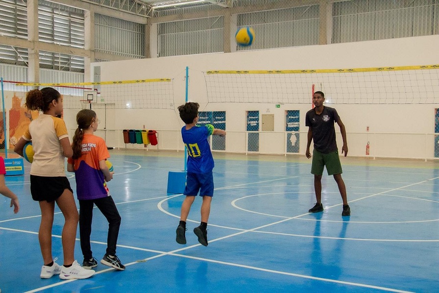 Novas turmas do Projeto Viva Vôlei iniciam aulas no Ginásio Esportivo de Itaboraí