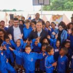 Prefeito Rodrigo Neves com alunos da rede municipal - Evelen Gouvêa