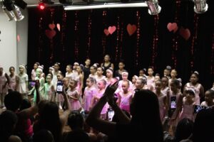 Projeto de ballet emociona mães em apresentação especial na Estação Cidadania (2)