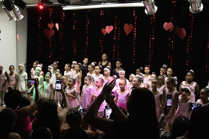 Projeto de ballet emociona mães em apresentação especial na Estação Cidadania (2)