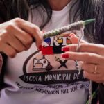 Escola Municipal de Artes realiza ação em alusão ao Dia Mundial do Tricô