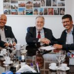 O Vice-reitor da UFF, Fábio Passos, o reitor Antonio Claudio, e o secretário da Educação, Bira Marques - foto Guto Rodriguez